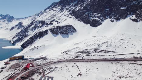 Montañas-De-Los-Andes-Cubiertas-De-Nieve-En-La-Estación-De-Esquí-De-Portillo,-Chile,-América-Del-Sur
