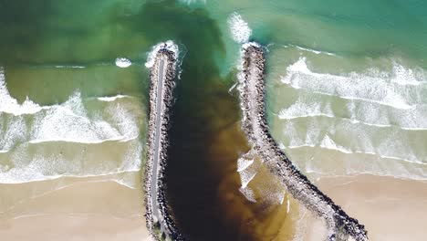 Drohne-Aus-Der-Luft-Von-Oben-Auf-Eine-Flussmündung-Und-Die-Wellen,-Die-In-Australien-Brechen