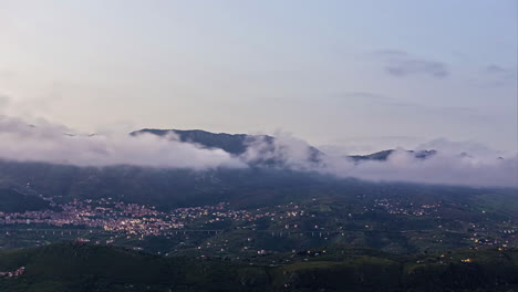 Increíble-Vista-Del-Terreno-Montañoso-De-La-Ciudad-De-Sicilia-En-Italia