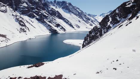 Laguna-Prístina-En-Medio-De-Las-Montañas-De-Los-Andes-Cerca-De-La-Estación-De-Esquí-De-Portillo-En-Chile,-América-Del-Sur