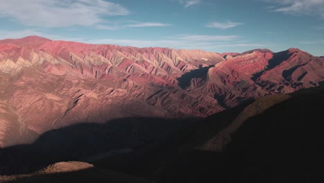 Toma-Fija-De-La-Forma-De-Las-Montañas-Hornocal-Con-Sombra-Oscura,-Norte-De-Argentina