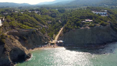 Paraíso-Hippie-Secreto-Bahía-En-La-Costa-Rocosa-De-Ibiza
