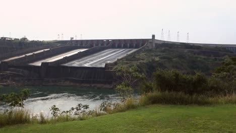 Wasserkraftwerk-Itaipu-Staudamm,-An-Der-Grenze-Zwischen-Brasilien-Und-Paraguay