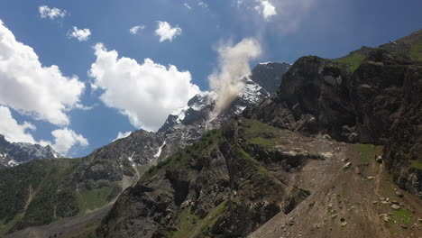 Toma-Aérea-De-Nanga-Parbat,-Praderas-De-Hadas-Pakistán,-Mirando-Hacia-El-Pico-De-Una-Montaña-Con-Nubes-Que-Salen-De-La-Cresta,-Toma-Cinematográfica-De-Drones