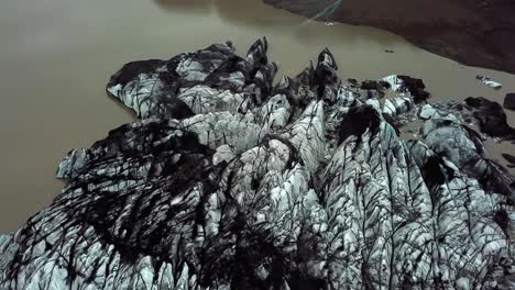 Luftaufnahme-über-Den-Sólheimajökull-gletscher,-Der-Im-Sommer-In-Island-Zu-Wasser-Schmilzt-1