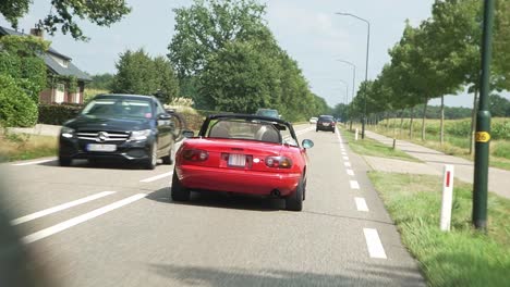 Coche-Descapotable-Rojo-Conduciendo-Por-Las-Carreteras-De-Los-Países-Bajos