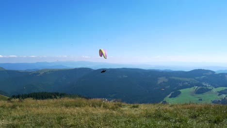 Paraglider-Shows-Extra-Tricks-in-Charming-Mountain-Environment