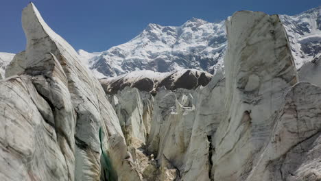 Luftaufnahme-Des-Fliegens-Durch-Die-Gletscherwände-Mit-Nanga-Parbat-Im-Hintergrund,-Feenwiesen-Pakistan,-Filmische-Drohnenaufnahme