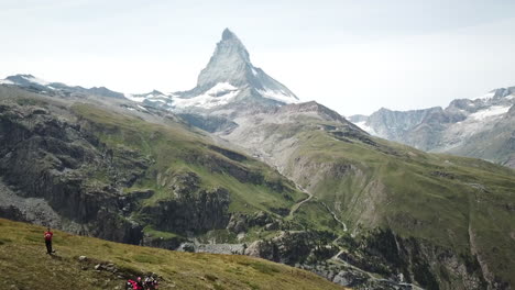 Nach-Oben-Kippen:-Drohnenansicht-Des-Cervin,-Zermatt-In-Den-Schweizer-Alpen,-Felsiger-Und-Scharfer-Gipfel,-Schneebedeckter-Berggipfel,-Drohnenluftaufnahme,-Landschaft