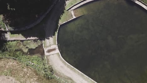 Luftaufnahme-Eines-Portugiesischen-Sees-In-Macieira-De-Alcoba,-Águeda,-Portugal