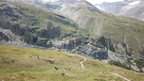 Drohnenluftaufnahme-Eines-Zermatter-Bergtals-Mit-Wanderweg-Und-Gras,-Wanderer-Und-Biker-Spielplatz-Für-Sportliche-Aktivitäten,-Naturlandschaft