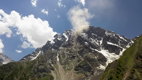 Toma-Aérea-De-Nanga-Parbat,-Praderas-De-Hadas-Pakistán,-Mirando-Hacia-El-Pico-De-Una-Montaña-Con-Nubes-Saliendo-De-La-Cresta,-Toma-Cinematográfica-De-Drones