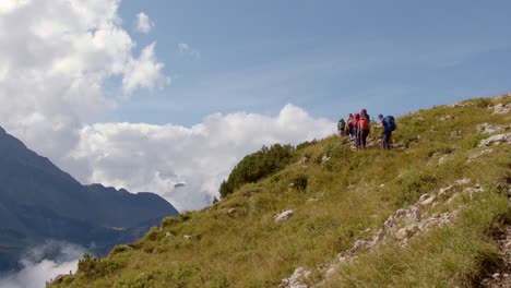People-hiking-in-the-mountains