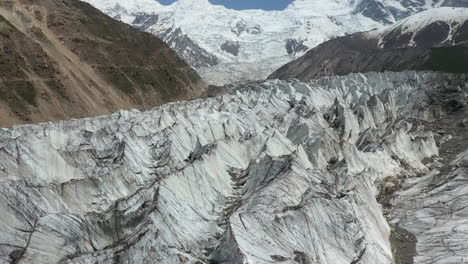 Toma-De-Drones-Descendiendo-Hacia-Cañones-Glaciares-Con-Nanga-Parbat-En-El-Fondo,-Prados-De-Hadas-Pakistán,-Toma-Aérea-Cinematográfica