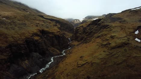 Luftlandschaftsansicht-Des-Wassers,-Das-Vom-Sólheimajökull-gletscher,-Island,-Im-Sommer-Fließt