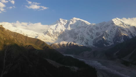 Luftaufnahme-Des-Nanga-Parbat-Mit-Einem-Gletscher-Im-Tal,-Feenwiesen-Pakistan,-Filmische-Drohnenaufnahme-Mit-Weitem-Schwenk