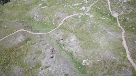 Top-Drohne-Luftaufnahme-Des-Wanderweges-In-Den-Schweizer-Alpen-Graswiesen,-Bergnaturlandschaft