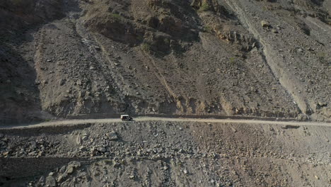 Drohnenaufnahme-Eines-Fahrzeugs-Auf-Der-Fairy-Wiesen-Straße-In-Pakistan,-Der-Zweitödlichsten-Autobahn-Der-Welt,-Die-Eine-Luftaufnahme-Enthüllt