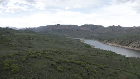 Blauer-Fluss-In-Den-Felsigen-Bergen-Ein-Nebenfluss-Für-Den-Colorado,-Luftüberführungsaufnahme