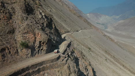 Drohnenaufnahme-Eines-Fahrzeugs-Auf-Der-Fairy-Wiesen-Straße-In-Pakistan,-Zweitödlichste-Autobahn-Der-Welt,-Breite-Luftaufnahme