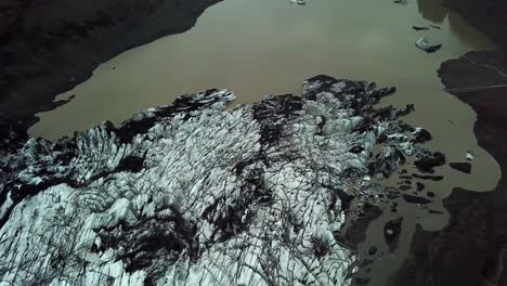 Luftaufnahme-Von-Oben-über-Den-Sólheimajökull-gletscher,-Der-Im-Sommer-Zu-Wasser-Schmilzt,-Island