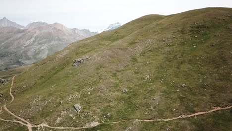 Drohne-Luftaufnahme-Einer-Graswiese-In-Den-Schweizer-Alpen,-Bergnaturlandschaft,-Zermatt