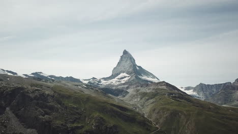 Zermatt,-Pico-De-La-Montaña-Cervin,-Alpes-Suizos-Cumbre-Nevada-Y-Afilada-De-Gran-Altitud,-Vista-Aérea-De-Drones,-Paisaje-Natural