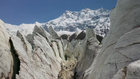 Luftaufnahme-Des-Fliegens-Durch-Die-Gletscherschluchten-Mit-Nanga-Parbat-Im-Hintergrund,-Feenwiesen-Pakistan,-Filmische-Drohnenaufnahme