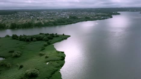 Luftaufnahme-Des-Portugiesischen-Flusses-In-Macieira-De-Alcoba,-Águeda