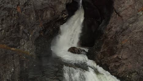 Dronefootage-og-the-beautiful-waterfall-Månafossen-in-Norway-5