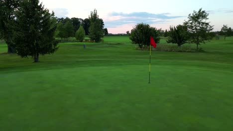 Red-Flag-Pin-Auf-Einem-Wunderschönen-Golfplatz-In-Nordamerika