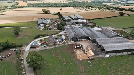 Luftaufnahmen-Einer-Modernen-Farm-In-Einer-Ländlichen-Yorkshire-Landschaft,-Aufgenommen-In-Emley-Village-West-Yorkshire