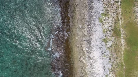 Drone-Volando-Sobre-La-Costa-De-Coral-En-La-Ola-Caribeña-Rompiendo