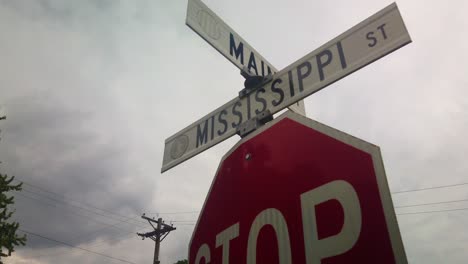 Señal-De-Tráfico-A-La-Calle-Mississippi-En-Liberty-Missouri,-Por-Freedom-Jail