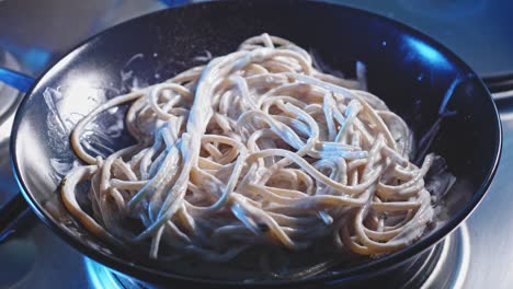 Espaguetis-Proteicos-Listos-Para-Comer-Con-Salsa-De-Yogur-Griego,-Espolvoreados-Con-Perejil-Picado-Por-Encima