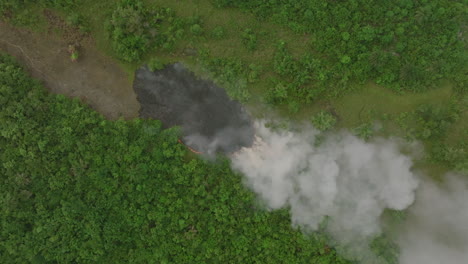 Luftaufnahmen-Von-Oben-Nach-Unten-Eines-Waldbrandes,-Der-Im-Ländlichen-Sierra-Leone-In-Zeitlupe-Brennt,-Um-Kohle-Zu-Erzeugen
