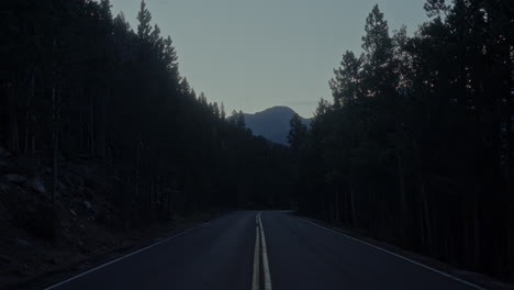Conducir-Por-Una-Carretera-De-Montaña-Boscosa-A-Través-De-Las-Montañas-Rocosas