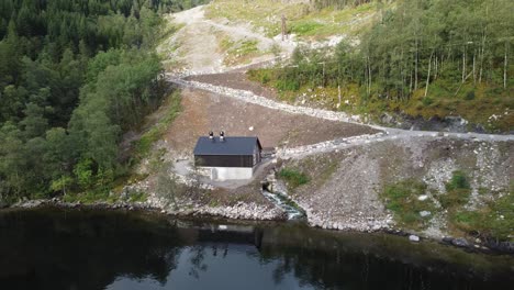 Markani-Wasserkraftwerk-In-Vaksdal,-Norwegen---Reverse-Aerial-Revealing-Powerplant-Mit-Landschaft-Dahinter---10-GWh-Jahresproduktion,-Im-Besitz-Von-Aventron-Und-Betrieben-Von-Captiva-Asset-Management