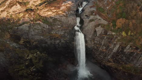 Dronefootage-og-the-beautiful-waterfall-Månafossen-in-Norway
