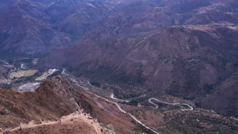 Filmische-Luftaufnahme-Einer-Gruppe-Von-Menschen-Auf-Einem-Berggipfel,-Aussichtspunkt-In-Den-Anden,-Chile-1