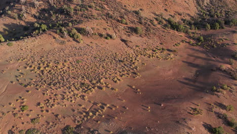 Filmische-Luftaufnahme-Der-Spur-Eines-Hügels,-Aussichtspunkt-In-Den-Anden-Von-Chile