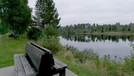Schwenk-über-Den-Fluss-Glomma-Am-Frühen-Sommermorgen-Reflationen-Der-Bäume-Im-Wasser-In-Norwegen