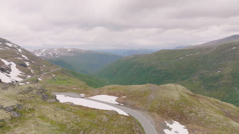 Luftdrohne-über-Dem-Aurland-Road-Mountain-Pass-Valley-Norwegen-Skandinavischer-Tourismus-Filmlandschaft