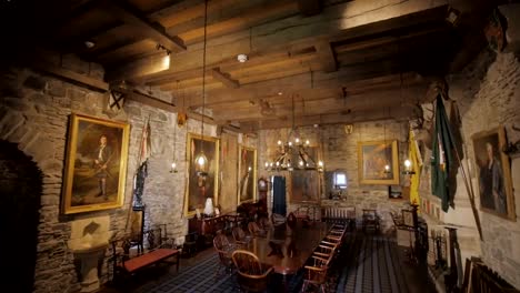 Muebles-Y-Lujoso-Interior-Del-Antiguo-Castillo-Medieval,-Escocia