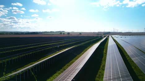 Antena-Hacia-Atrás-Sobre-Un-Enorme-Campo-De-Paneles-Solares-Verde