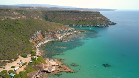 Atemberaubende-Luftaufnahme-Einer-Klippe-In-Sardinien