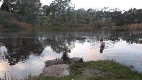 Ein-Bärtiger-Rothaariger-Mann-Geht-Am-Frühen-Wintermorgen-In-Melbourne,-Australien,-Ins-Kalte-Wasser-Schwimmen