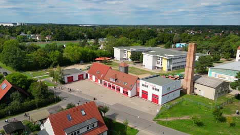 Bildungszentrum-Im-Dorf-Atemberaubende-Luftaufnahme