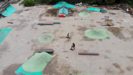 K-Drone-Video-De-Patinadores-En-Skatepark-Al-Aire-Libre