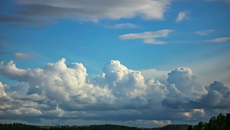 Nubes-Esponjosas-Blancas-Moviéndose-En-El-Cielo-Azul